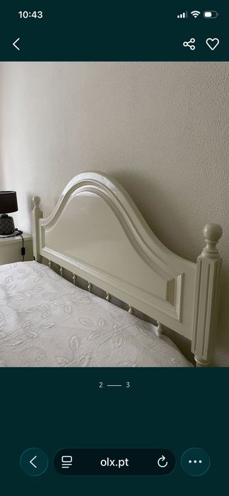 Cama lacada de branco e colchão ortopédico