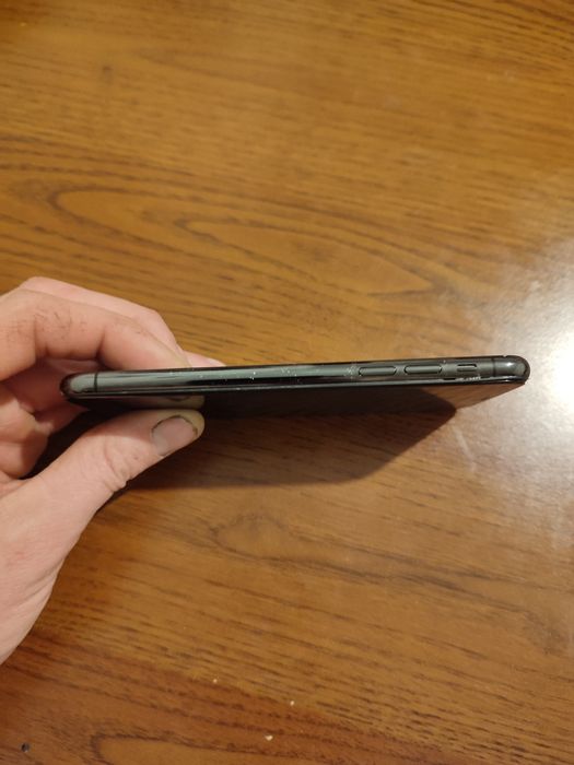 продам телефон iPhone 10 і і кришку запасну