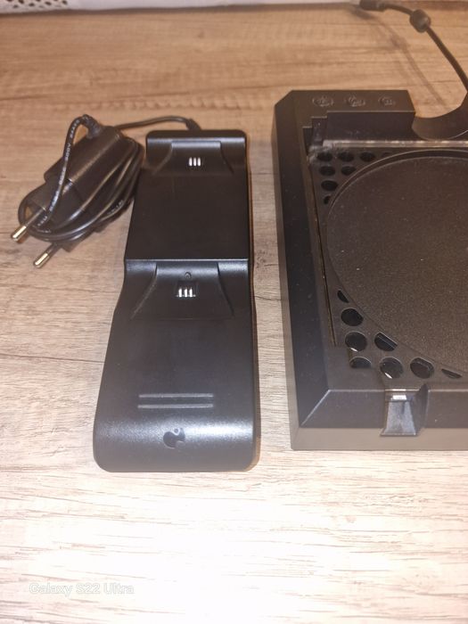 Akcesoria Xbox, ładowarka do padów, stacja ładująca RGB.