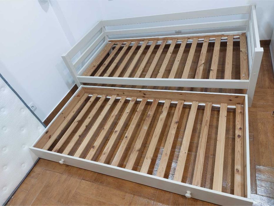 Cama individual branca com gavetão de arrumação
