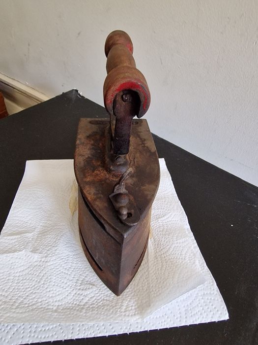 Ferro de engomar antigo