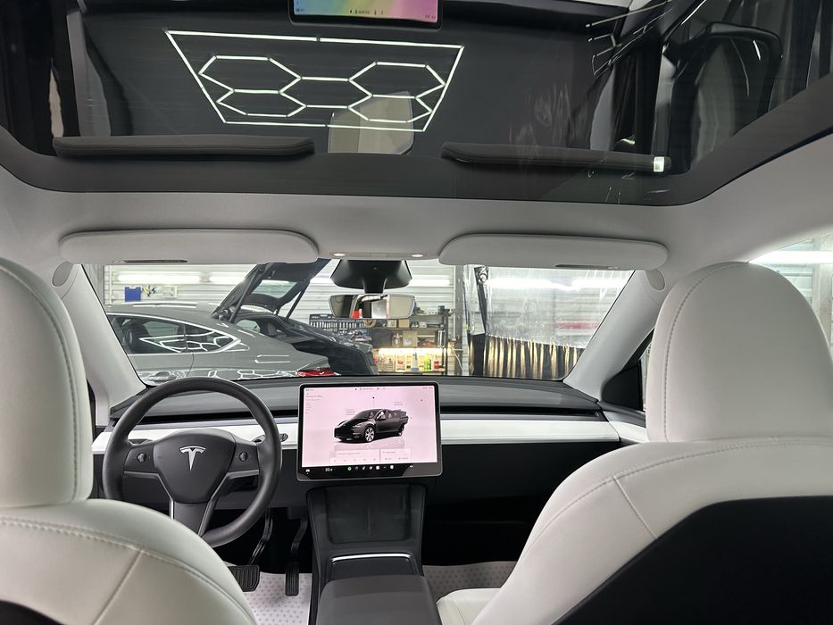 Tesla Y . Черна з Білим салоном!