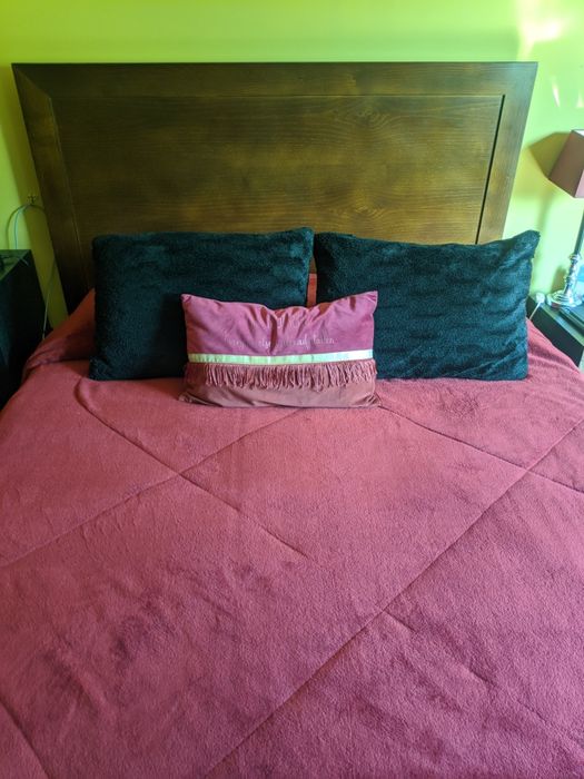 Cama de casal em madeira