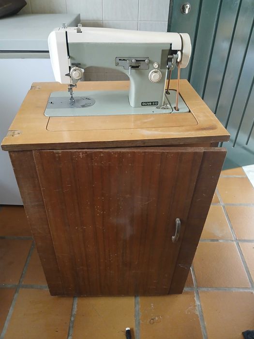 Máquina de costura tradicional, com móvel de madeira - marca Oliva 512