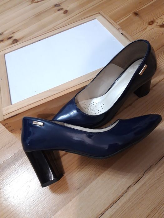 Pantofle granatowe, lakierowane
