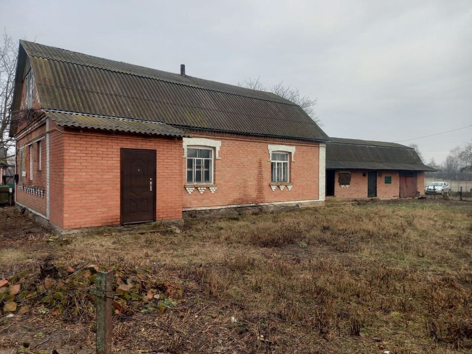 Продається будинок. м. Турбів. Ділянка-12с. Господарські будівлі.