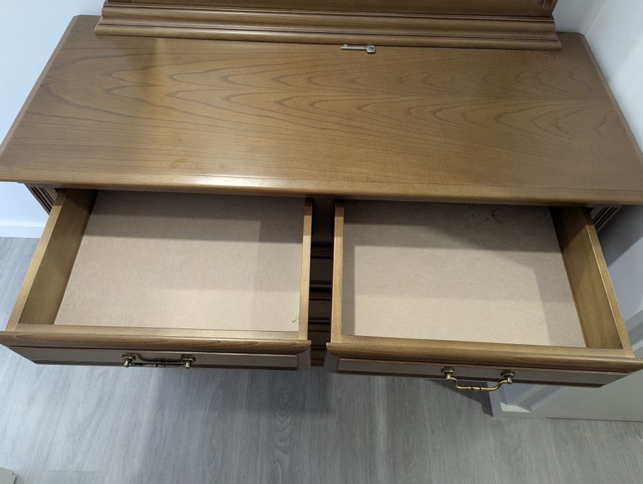 Cómoda de quarto com espelho