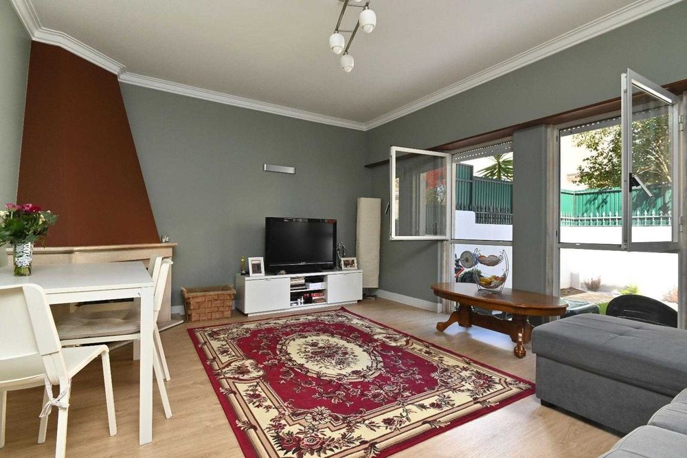 T2 com Jardim Privado Entrada Separada Renovado Excelente Localização