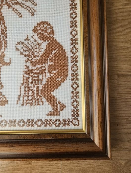 Quadro a ponto de cruz bordado à mão.