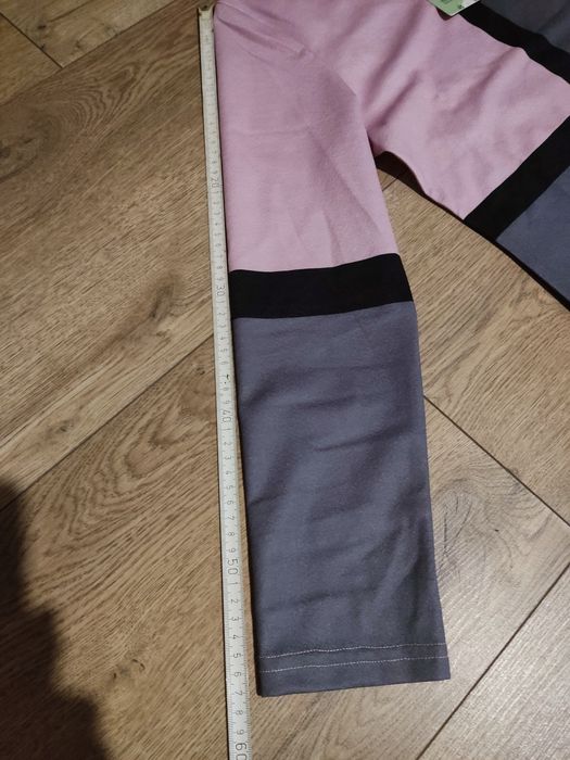 Sukienka z długim rękawem.