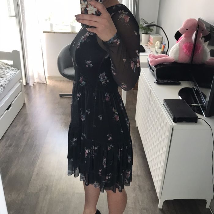 Czarna sukienka z falbankami