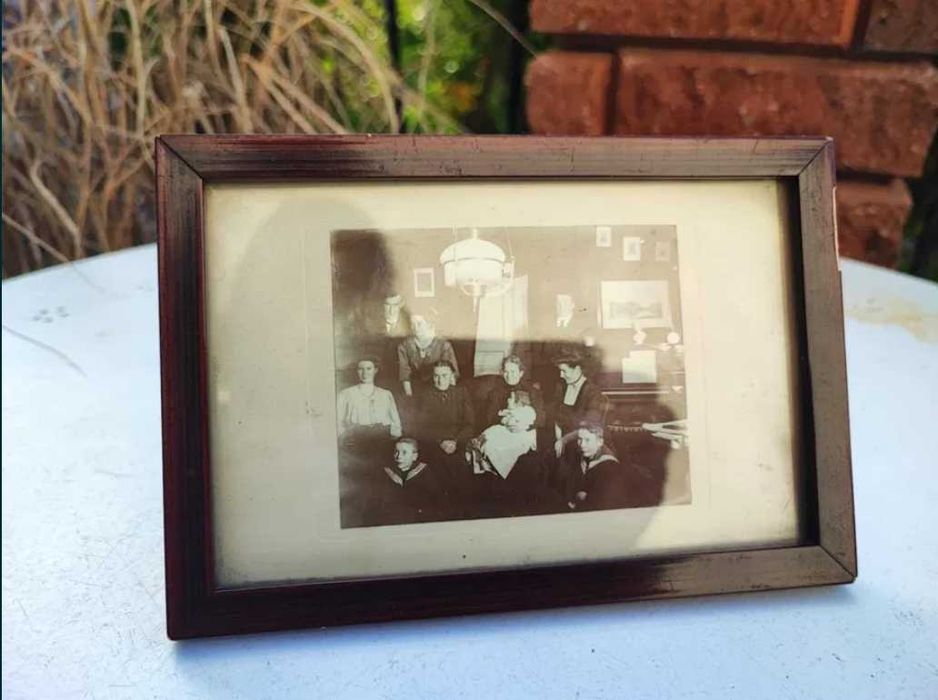 Przedwojenna drewniana stojąca ramka ze zdjęciem