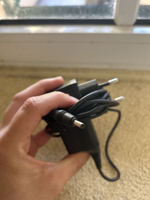 Carregador / Fonte de Alimentação Antiga com Conector DC – Não Testada