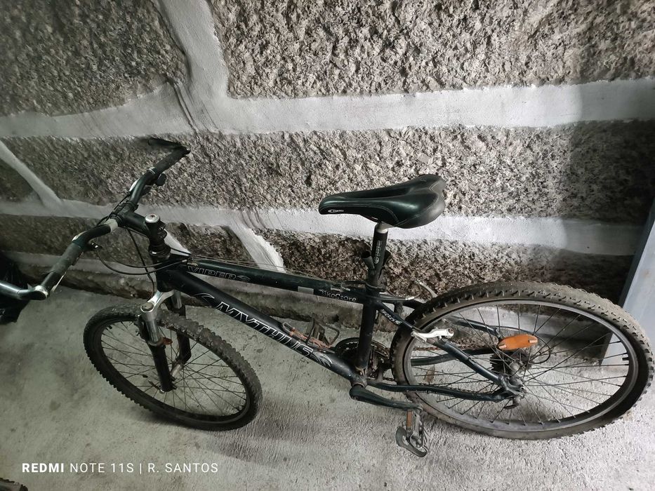 Bicicleta BTT para reparação