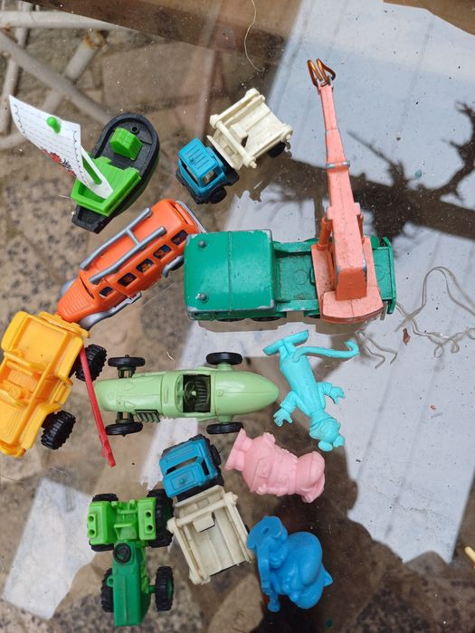 Brinquedos de metal e plastico