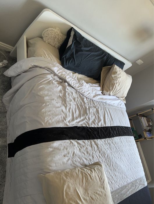 1 cama com 1 colchao mais estrado e toda armação