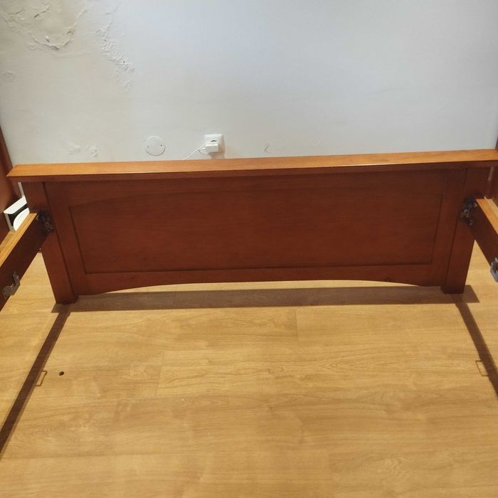 Cama de casal em pinho mel