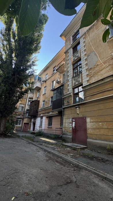 Продаж 1-но кімнатної квартири , центр , сталінка , під ремонт . За готівку  продаж .