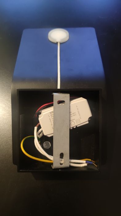 Suporte + luz LED integrada.