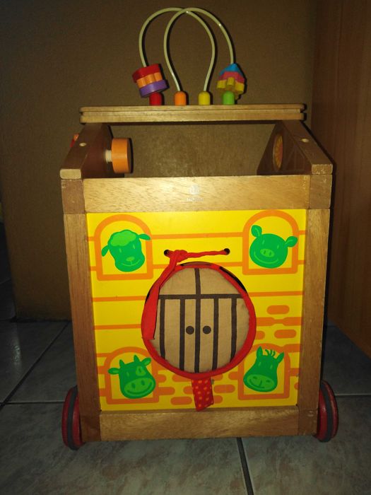 Domek drewniany kostka edukacyjna na kółkach