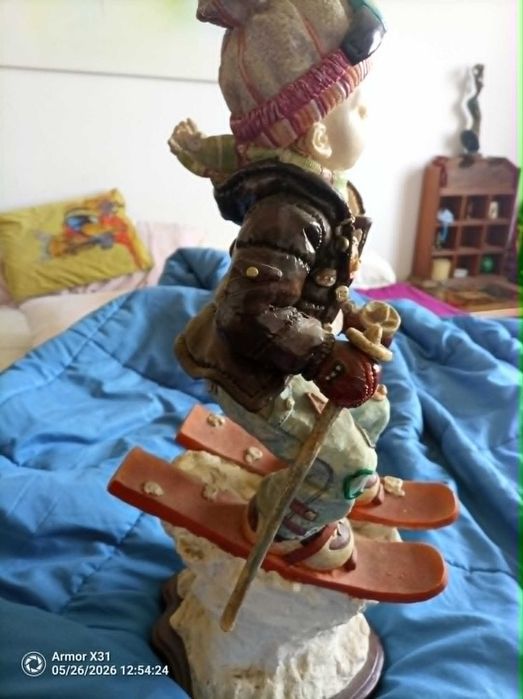 boneco de  loiça menino na neve