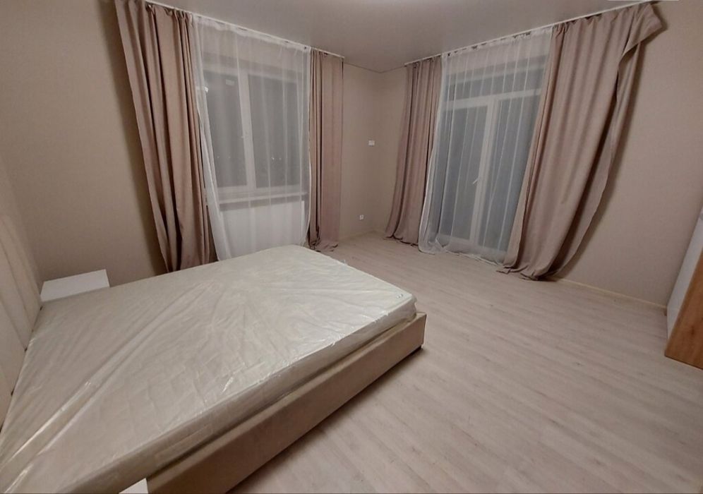 Здається 1-км.Біля Парку.