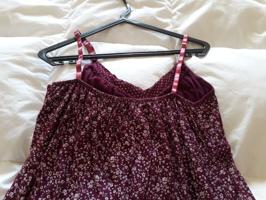 Vestido de alças e decote em V