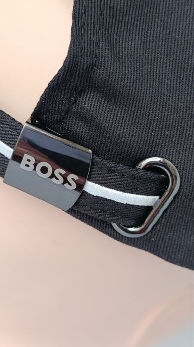 Мужская бейсболка hugo boss с ярким логотипом