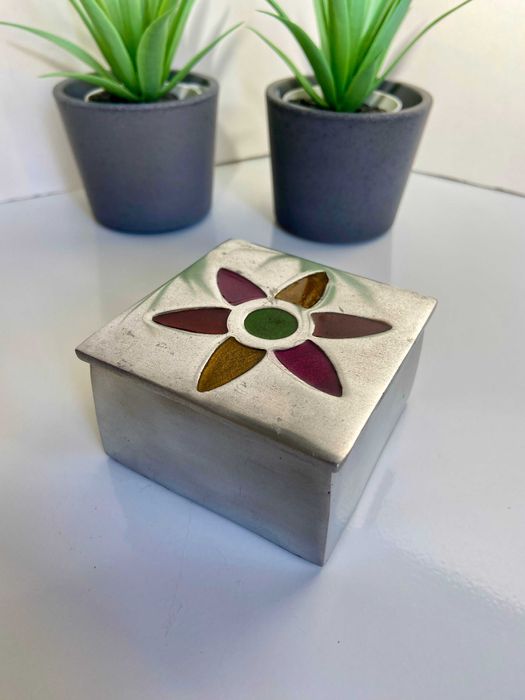 Guarda-joias de metal