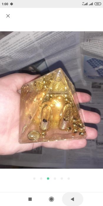 Статуэтка подставка для ручек пирамида золотая с блёстками мышки