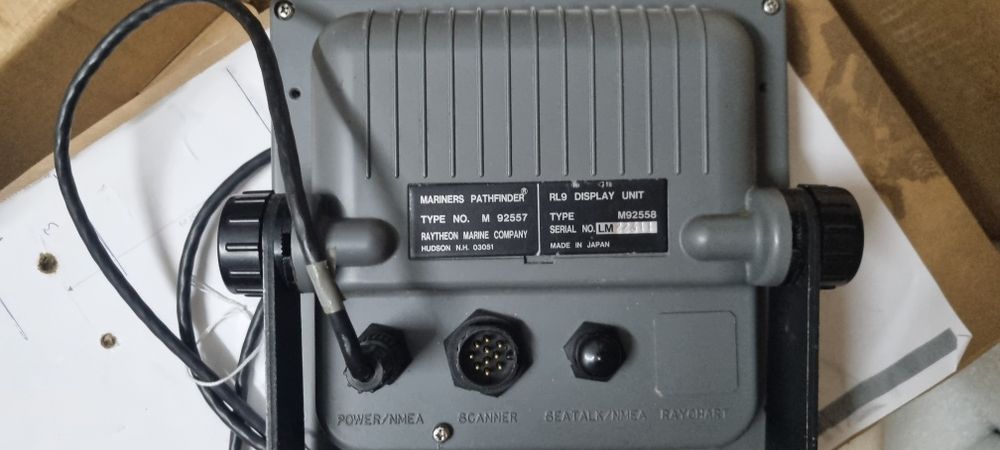Chart Plotter Raymarine  com cupula de radar.