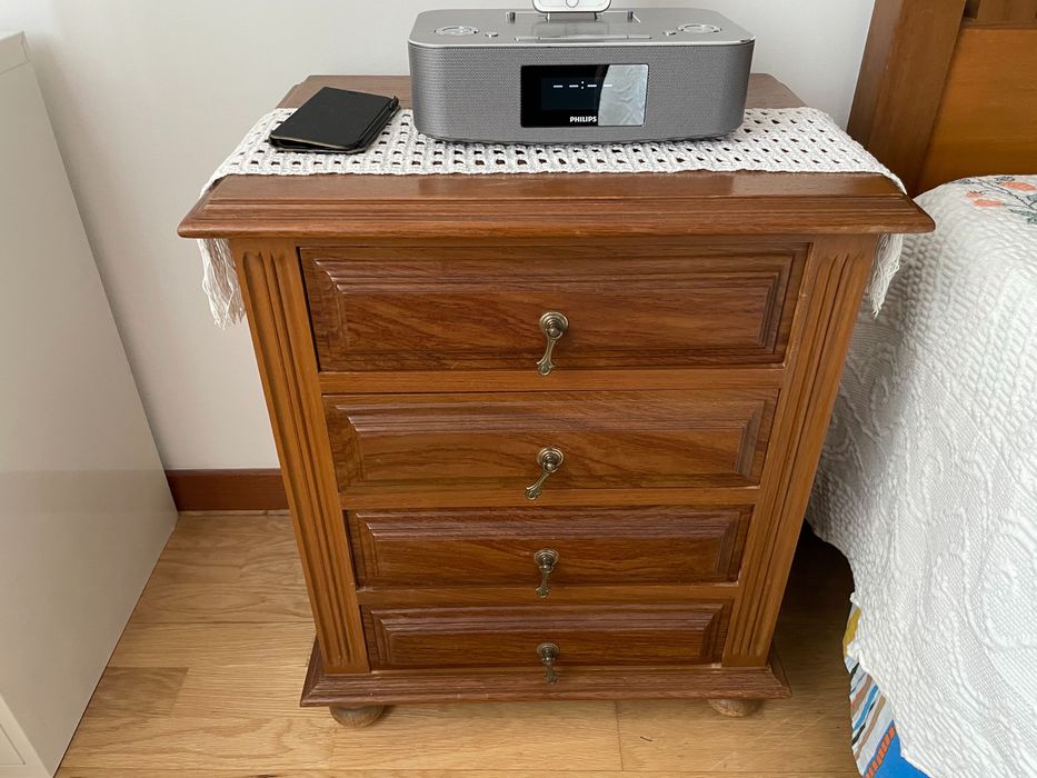 Cama com colchão, duas mesas de cabeceiras, cómoda