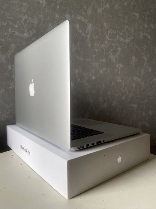 Macbook Pro i7 8GB 256 SSD 15”