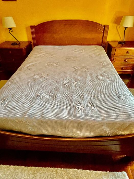 Quarto completo com design moderno em madeira maciça de nogueira