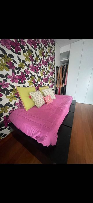 Cama com estrado, colchão e decoração de cama