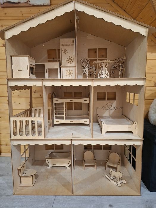 Дерев'яний ляльковий будинок