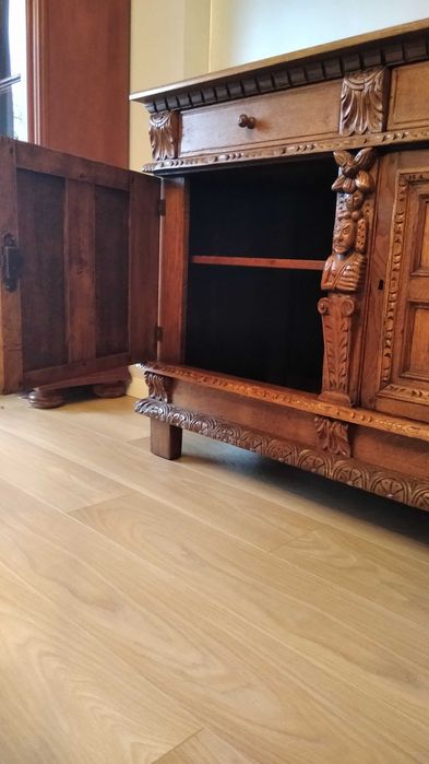 Antyczna komoda rzeźbiona po profesjonalnej renowacji