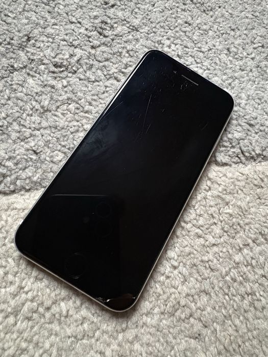 iPhone SE 2020 року на 64 ГБ.