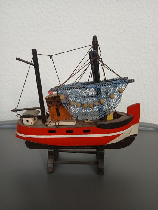 Barco de madeira com 15cm de comprimento
