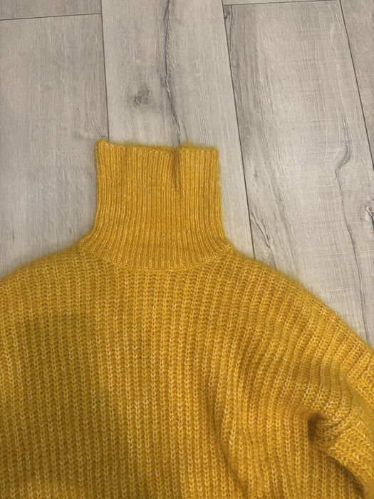 Żółty sweter golf