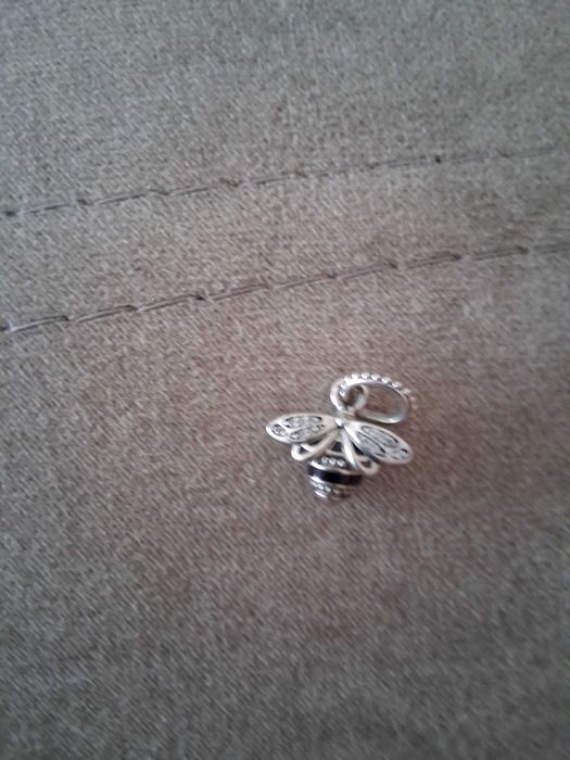 Conta pandora abelha