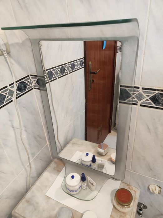 Dois candieiros e um espelho de casa banho