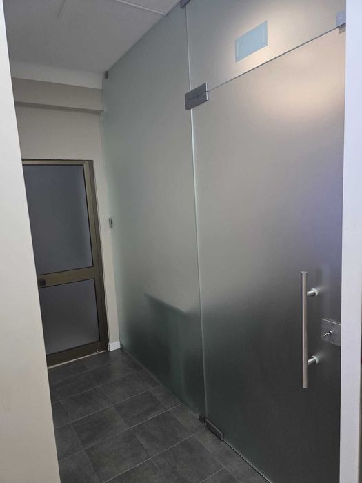 2 Divisorias de vidro com porta com chaves pronto aplicar.