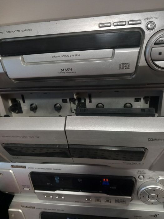Aparelhagem tecnics toda funcional  as colunas não são originais  mas com um bom som