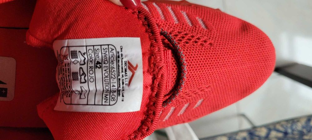 Ténis Vermelhos da marca Tenth, tamanho 42.