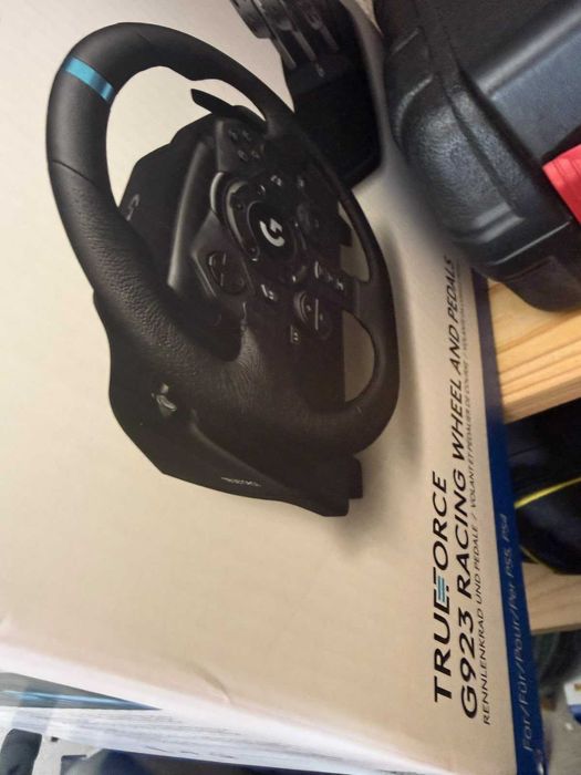 Volante + Pedais Logitech G923 — PS5 / PS4 / PC — 220 €