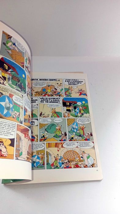 O Escudo de Alverne - Astérix (Capa Fina)