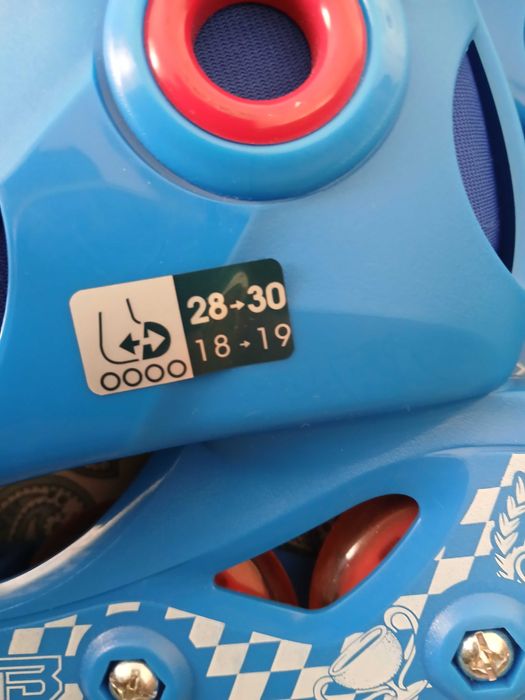 Patins em linha de quatro rodas, como novos.