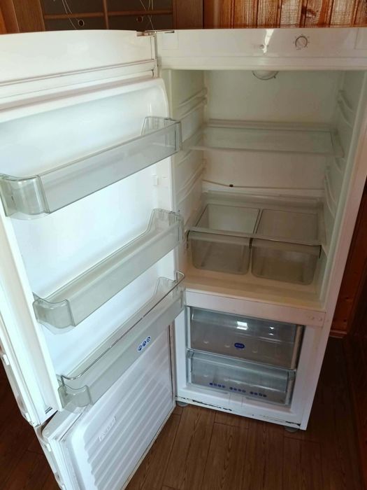Продам холодильник в гарному станв