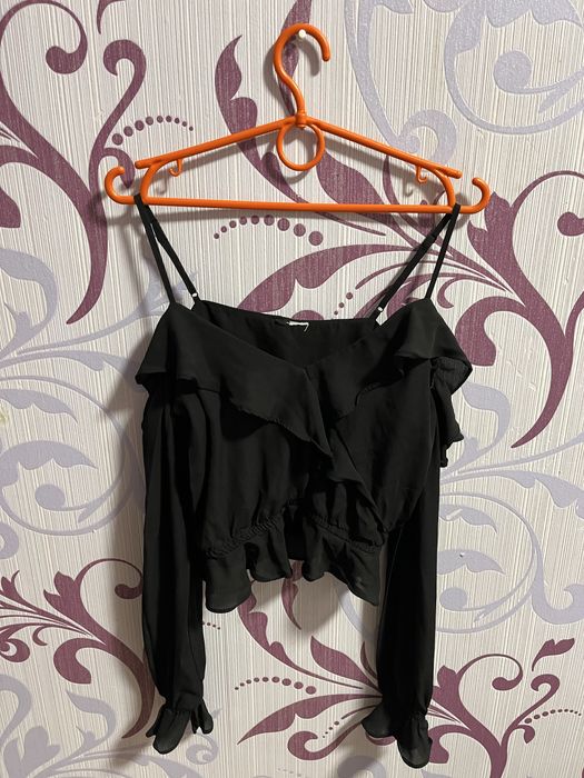 Чорна блузка з бретельками